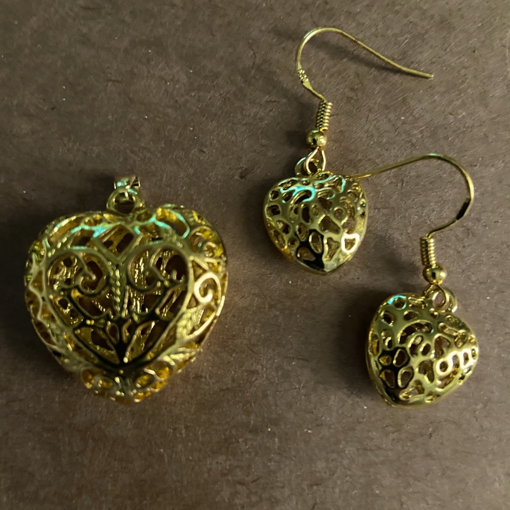 Pendant and earrings set